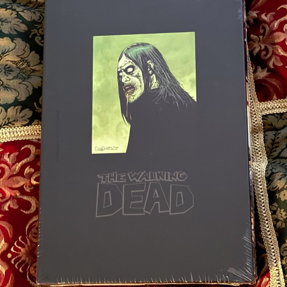 The Walking Dead Deluxe Hardcover, Vol. 2 (Regular Editiom w/Slip Case)